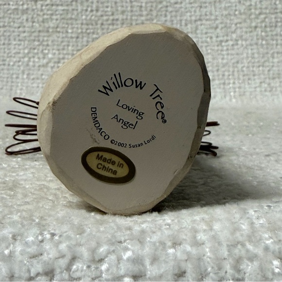 Willow Tree Angel Figurine with Rose - Picture 4 of 4